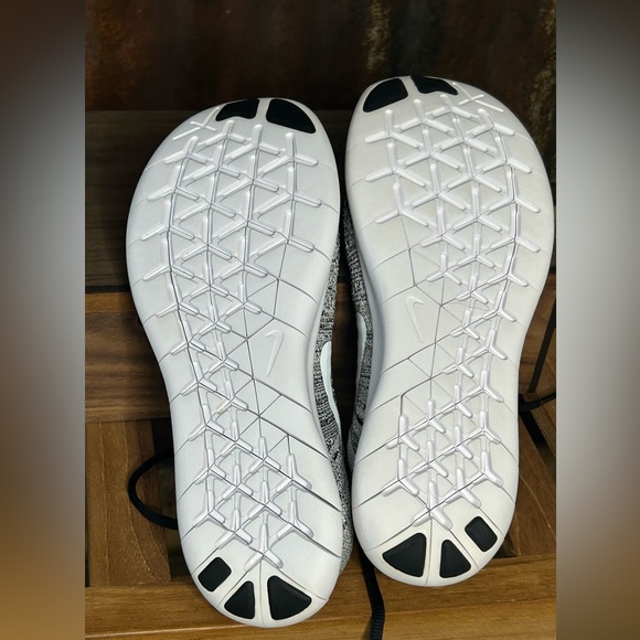 Nike Free Rn Women’s Black white Knit Running Shoes 8 .5 - Picture 9 of 9